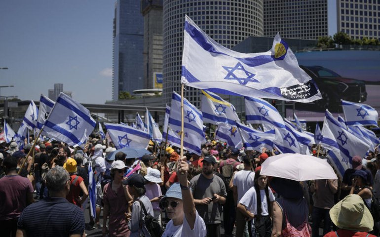 Israelenses protestam em Tel Aviv por cessar-fogo em meio à incerteza sobre a causa da morte dos 6 reféns recuperados