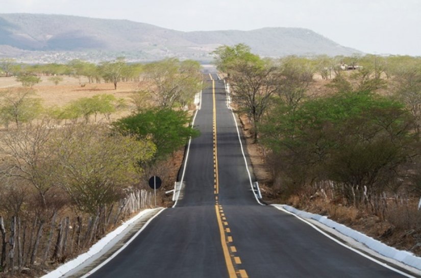 Estado entrega mais de 14 km de estradas recuperadas no Sertão nesta 6ª