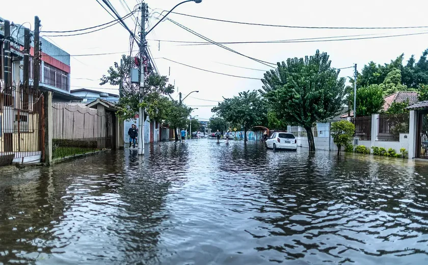 Chuva em SP gera correnteza no metrô, alaga ruas e o beco do Batman