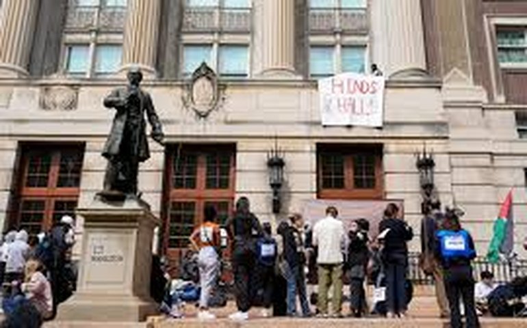 Universidade Columbia ameaça expulsar estudantes que ocupam prédio histórico do campus