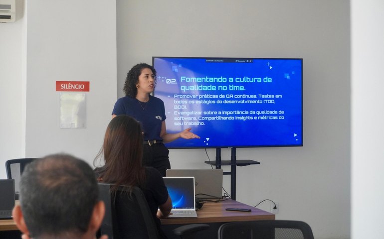 Instrutores do programa OxeTech se reúnem para planejamento estratégico de 2025