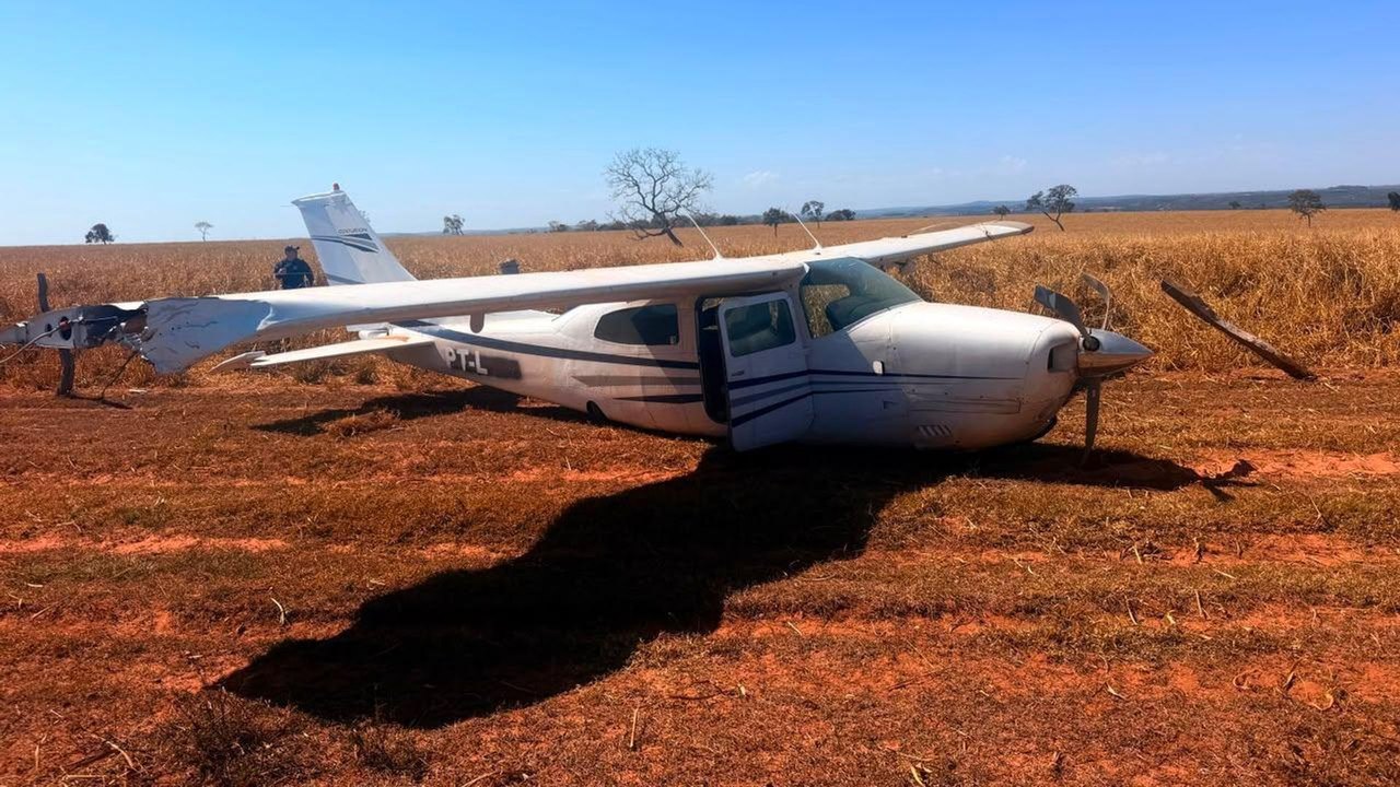 FAB intercepta aeronave vinda da Bolívia; piloto faz pouso forçado e incendeia avião