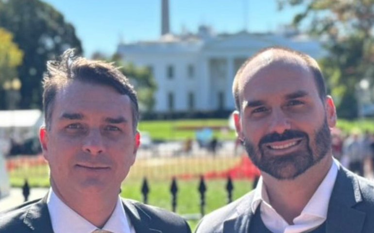 Flávio e Eduardo Bolsonaro participam de conferência contra antissemitismo em Israel