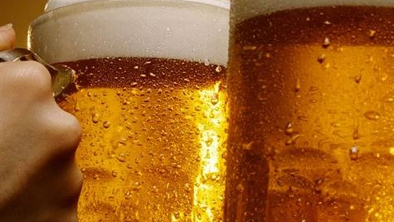 Exceder quatro doses de álcool em um único fim de semana triplica risco de doença no fígado