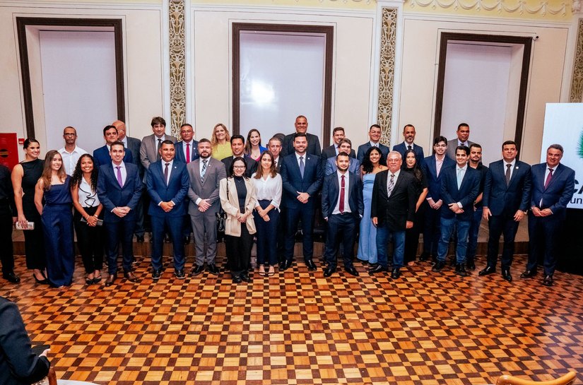 Câmara Municipal faz história e empossa 17 servidores aprovados em concurso público