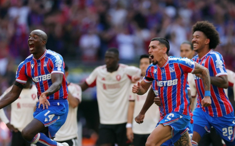 Crystal Palace bate o Liverpool e leva a Supercopa da Inglaterra em jogo de homenagens a Jota