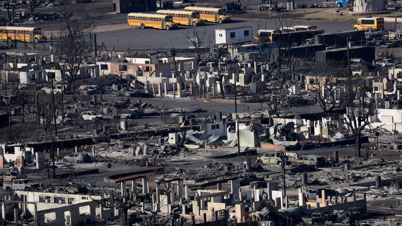Falta de sirenes e água ampliaram destruição no Havaí, que sofre com lentidão do resgate e chegada de ajuda 