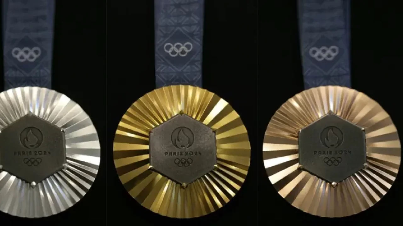 Pedaço da Torre Eiffel, eletrônicos reciclados e garrafas pet: medalhas olímpicas inovam nas últimas edições