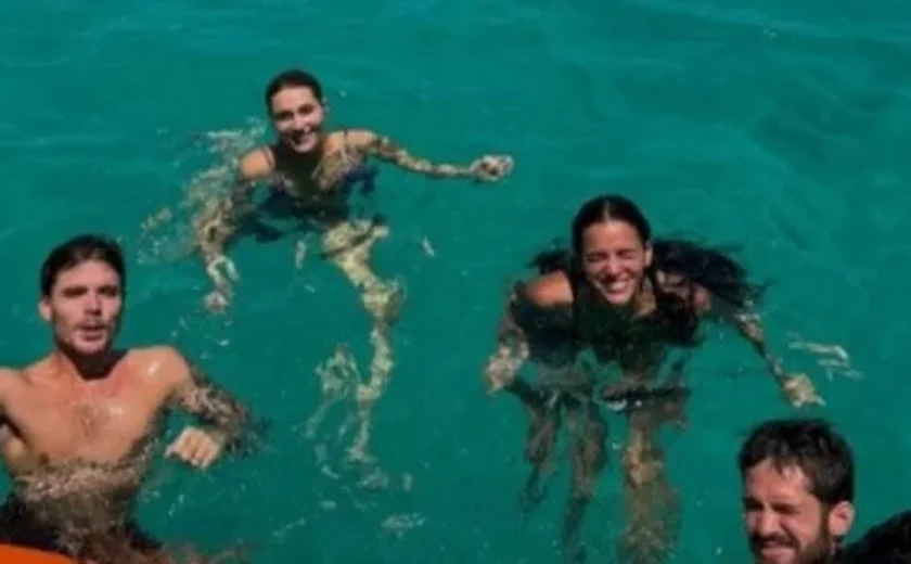 Sasha Meneghel e Bruna Marquezine passam férias em São Miguel dos Milagres