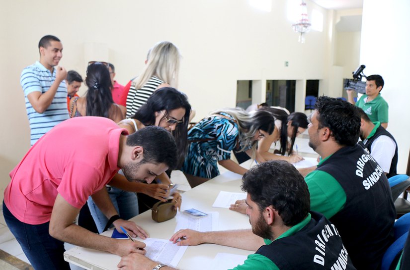 Trabalhadores aprovam a fundação de sindicato