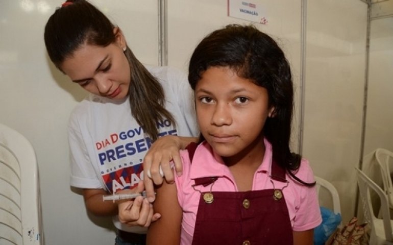 Governador participa do Dia D Governo Presente e entrega escola em Quebrangulo