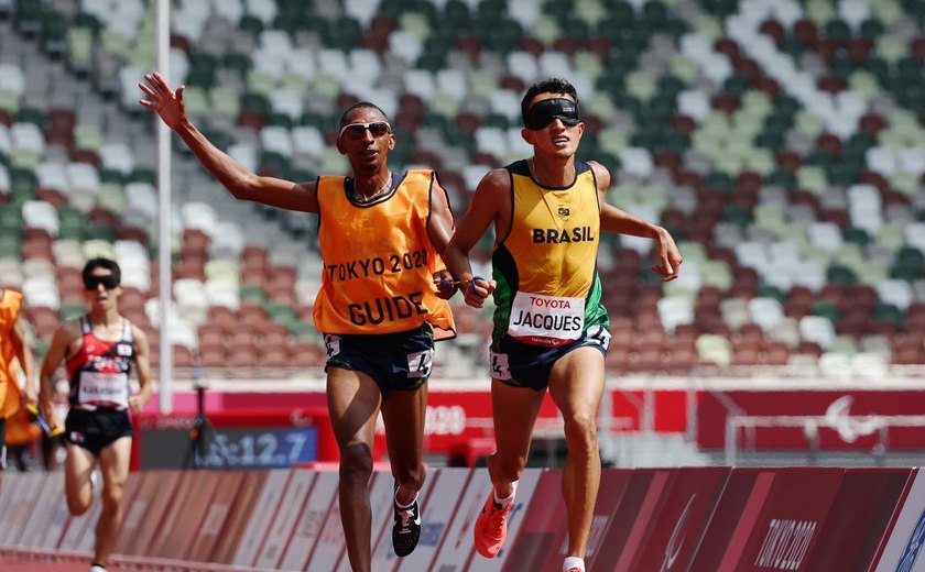 Yeltsin passa japonês no final e conquista ouro nos 5.000m nos Jogos Paralímpicos