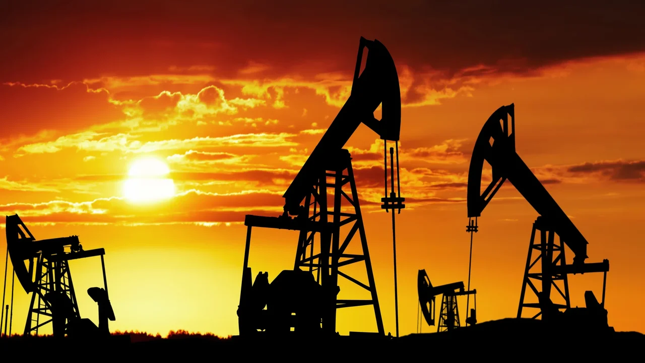 Petróleo fecha em alta com queda nos estoques e incertezas sobre acordo EUA-Irã