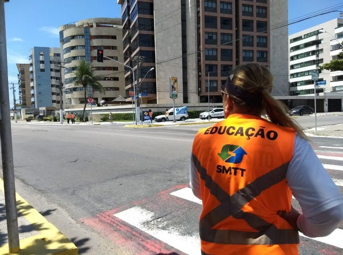 Ação educativa da SMTT Maceió orienta pedestres e condutores na Jatiúca