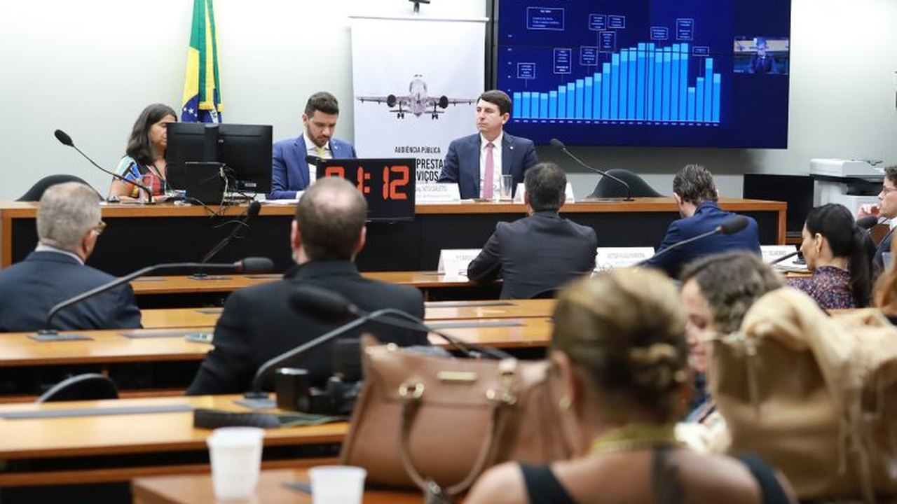 Combustíveis e dólar explicam aumento das passagens, diz associação das empresas aéreas