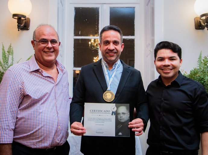 Paulo Dantas é condecorado com maior honraria da magistratura alagoana