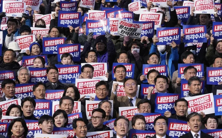 Milhares de sul-coreanos marcham rumo ao palácio presidencial para pedir renúncia de presidente