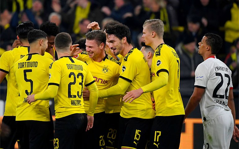 Borussia faz 1º tempo arrasador, goleia Eintracht Frankfurt e vira líder do Alemão