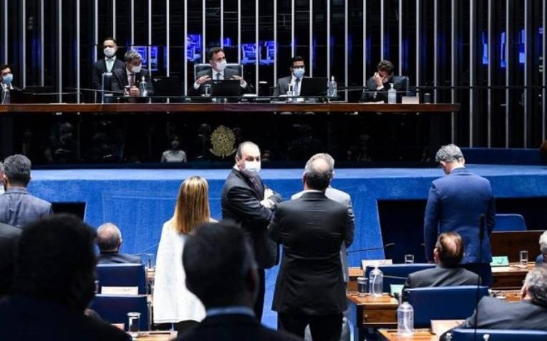 Relatora do Senado oferece parecer contra volta das coligações partidárias