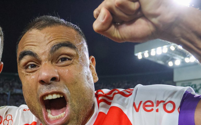 Internacional vence, se aproxima dos líderes e afunda o Grêmio na zona de rebaixamento