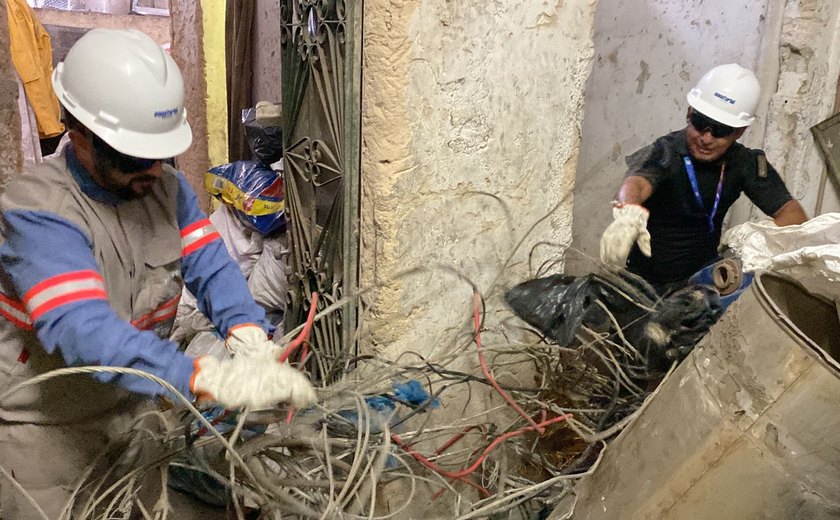 Donos de ferros-velhos são presos em Maceió por receptação de fios elétricos