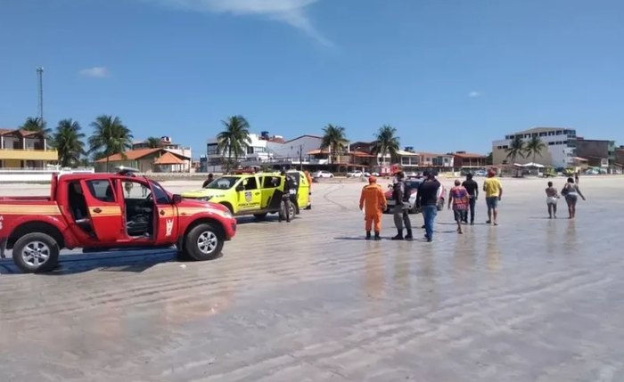 Corpo de Bombeiros em praia de Maragogi
