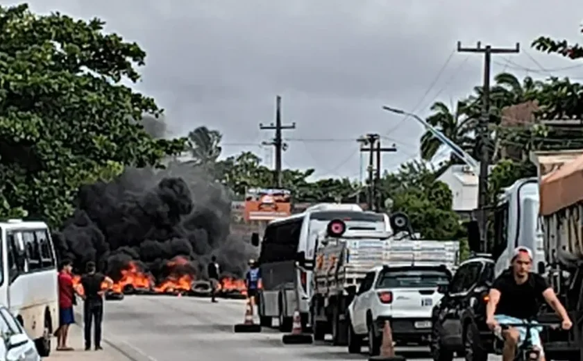 Protesto bloqueia AL-101 Norte em Maragogi contra proibição de jet skis