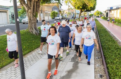 Grupo de idosos realiza caminhada na Ciclovia do Trabalhador, em Arapiraca