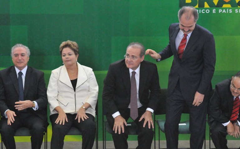 Dilma discute alianças regionais com líderes do PMDB e define apoio em Alagoas