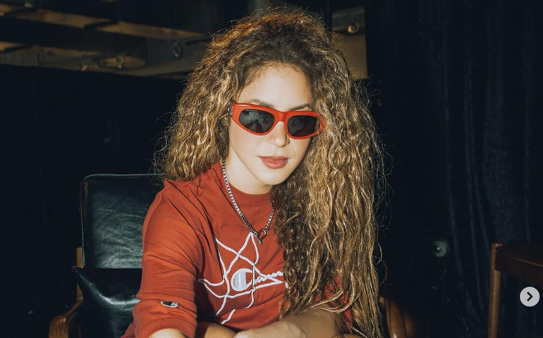 A menos de uma semana para show, fãs de Shakira se reúnem em Copacabana para aprender coreografia emblemática de Copa do Mundo