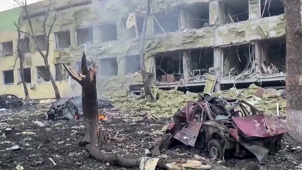 Várias pessoas ficam presas sob os escombros de hospital pediátrico bombardeado em Kiev, Ucrânia