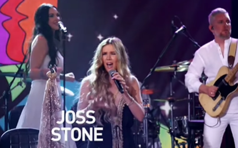 Joss Stone pede desculpas a Renato Aragão após atingi-lo com flor