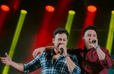 Michel Teló, César Menotti & Fabiano e João Bosco & Vinícius cantam juntos em encontro inédito em Curitiba