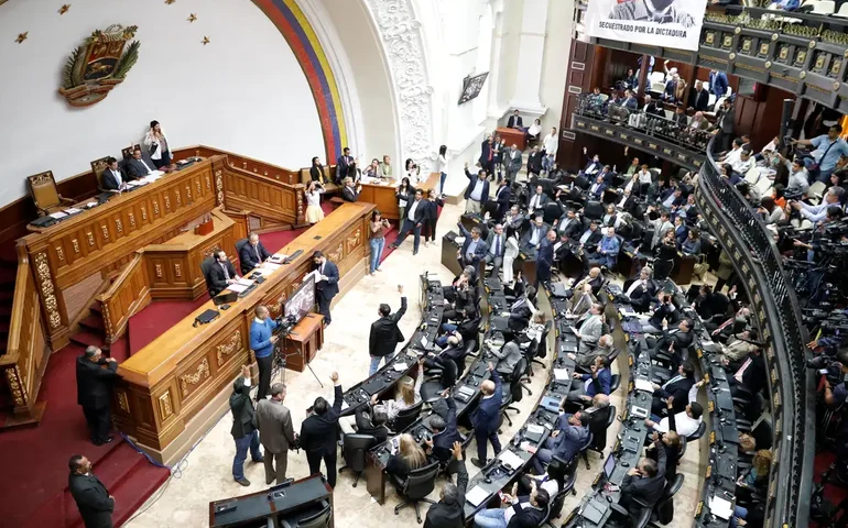 Parlamento da Venezuela aprova projeto de lei que mira ONGs após distúrbios causados pela reeleição de Maduro