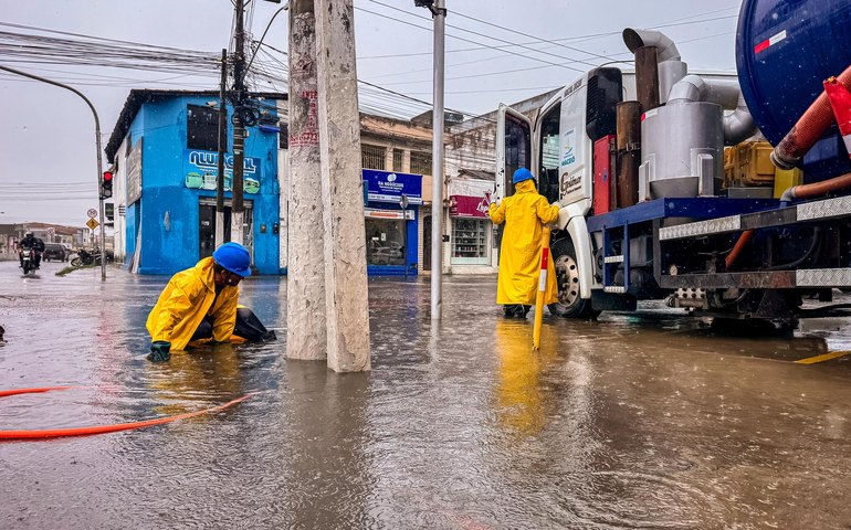 Vice-prefeito e titular da Seminfra acompanha serviços de limpeza e manutenção da rede de drenagem