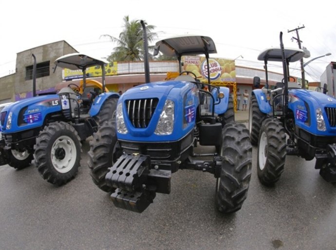 Governo entrega patrulhas agrícolas, veículos e equipamentos em Messias