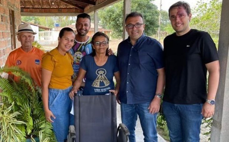 Ação social: prefeito Theobaldo Cintra e vice Leopoldo Amaral entregam cadeiras de rodas em Major