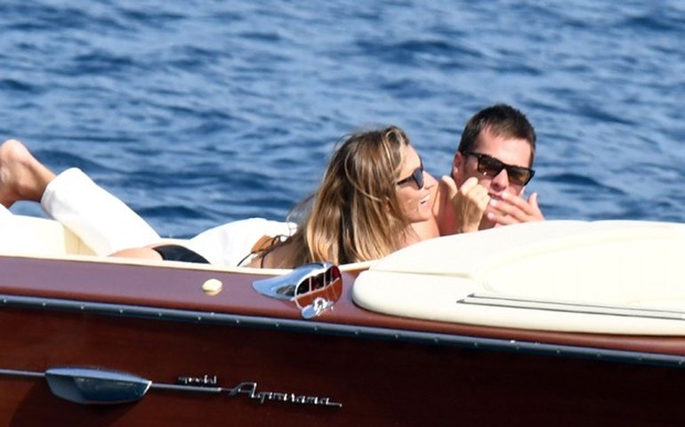Gisele Bündchen passeia de lancha com marido e exibe boa forma