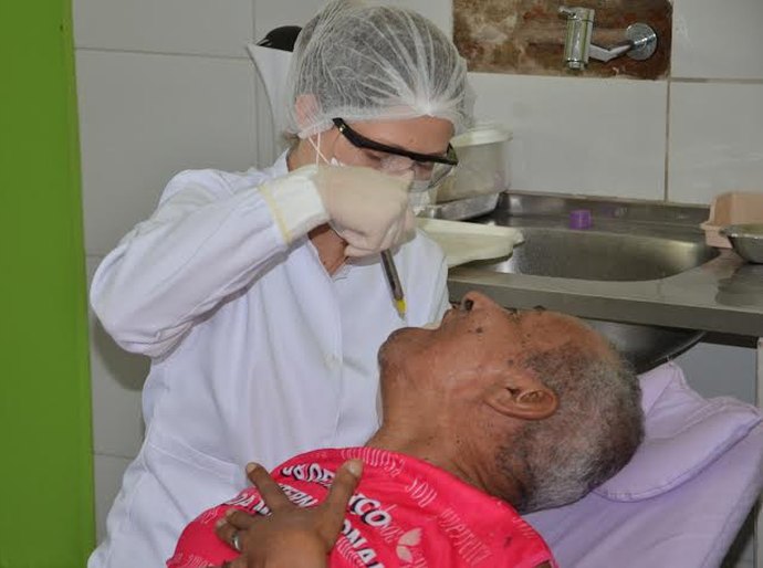 Idosos do Abrigo de São Miguel são atendidos por equipe de Saúde Bucal