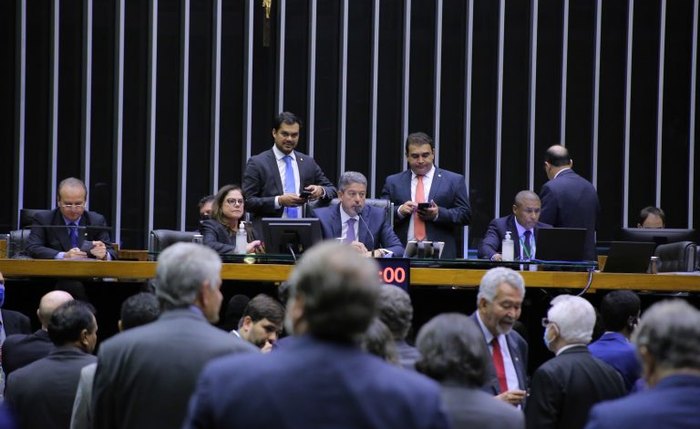 Texto da PEC está sendo analisado no plenário Texto da PEC está sendo analisado no plenário