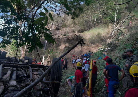 Corpo de Bombeiros retoma buscas em acidente com ônibus na Serra de Barriga