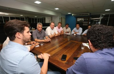 Prefeito Cacau se reúne com empresários e órgãos municipais para discutir Operação Verão