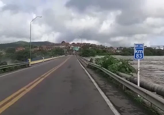 Caminhão carregado de queijo tomba na BR-316 em Satuba