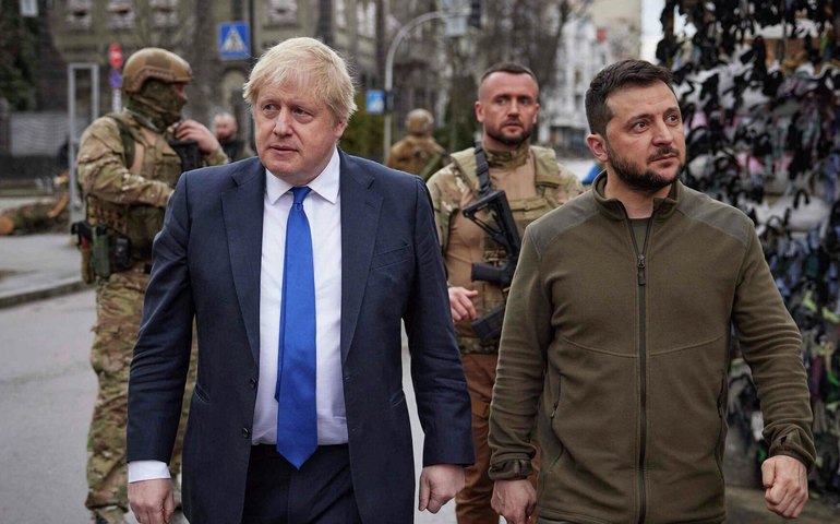 Boris Johnson reconhece que conflito na Ucrânia é uma 'guerra por procuração' contra Rússia
