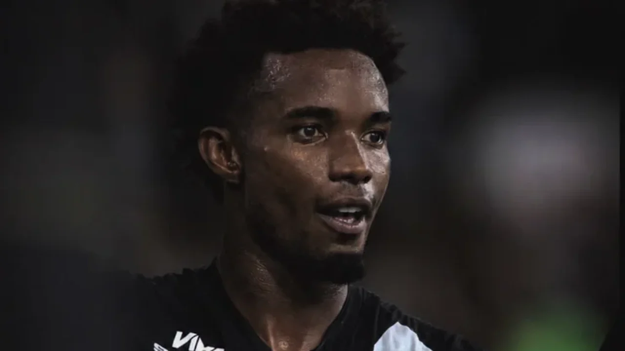 Thiago Mendes sofre ataques racistas após postagem sobre o Boca e se desculpa por provocação