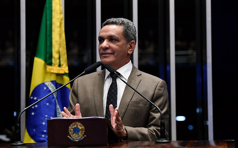 Mecias defende proposta que torna obrigatória segurança nas escolas