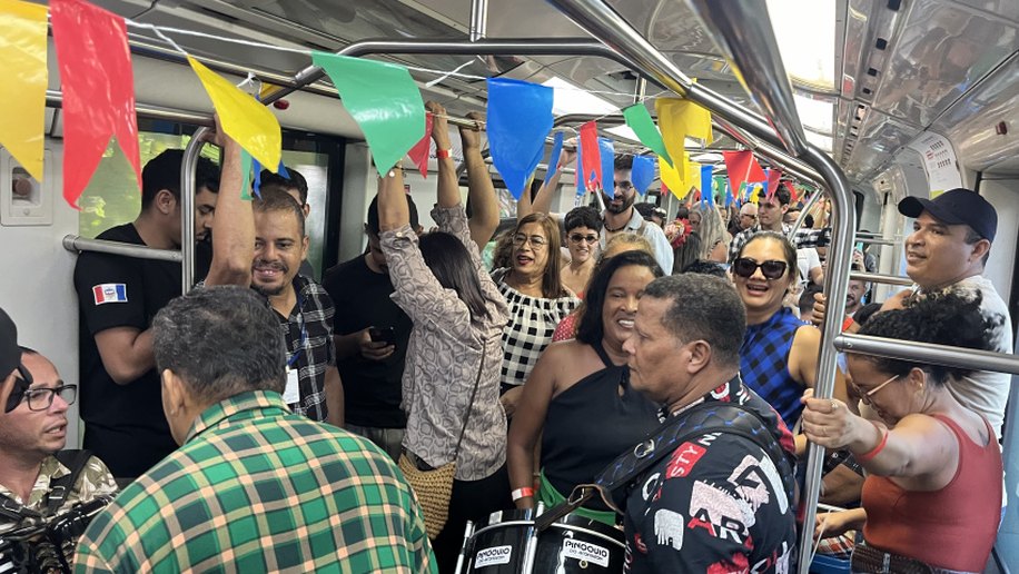 Forrozeiro e trio de forró transformam VLT em arraiá e animam passageiros