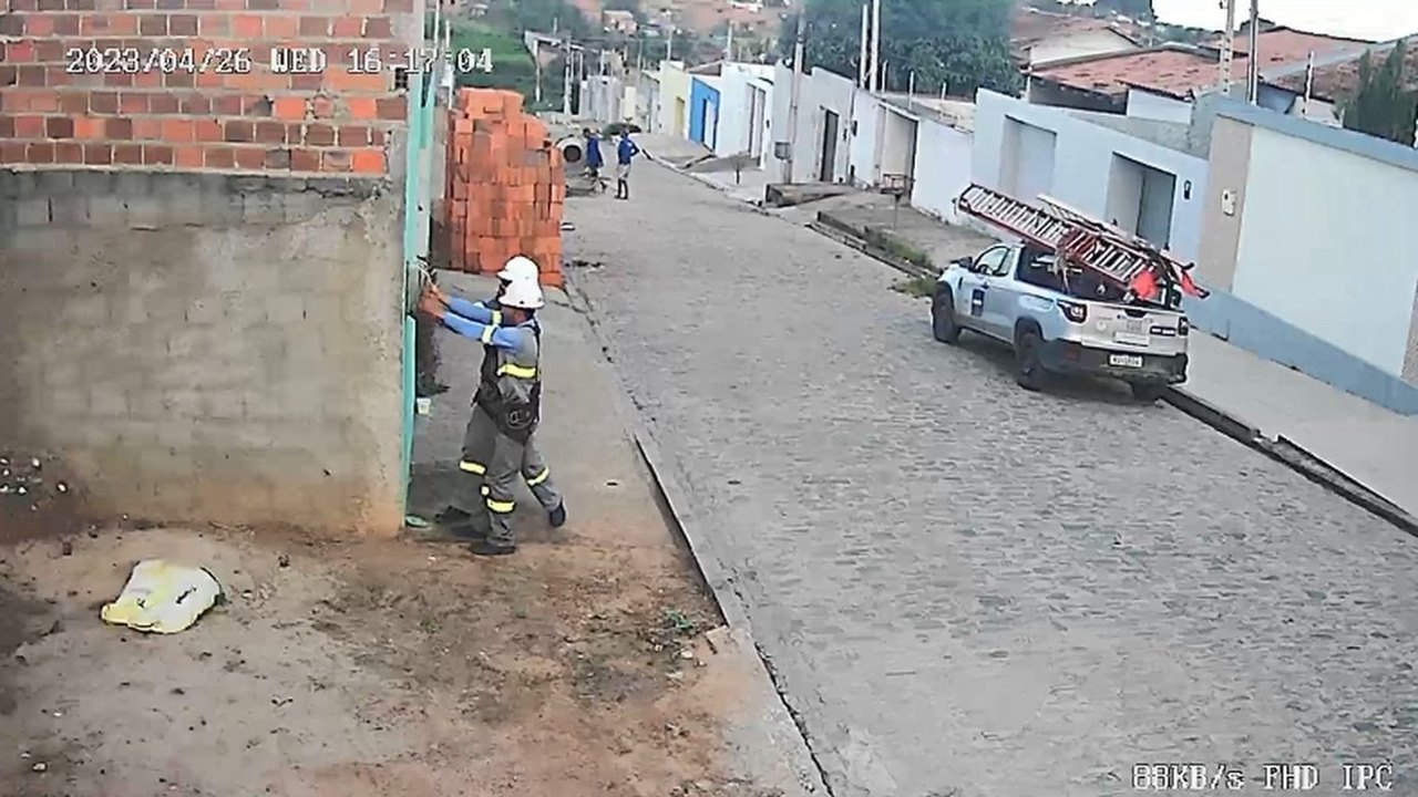Morador de Arapiraca reclama de funcionários da Equatorial que quebraram contador fixado em muro