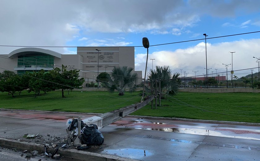 Carro derruba poste e causa incêndio em frente a shopping em Cruz das Almas; veja vídeo