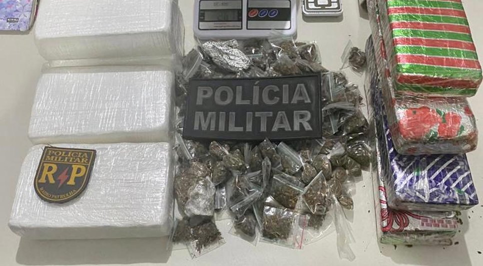 Polícia apreende 4 kg de cocaína, 115 invólucros e 2 kg e 700 gramas de maconha / Foto: Foto: SSP